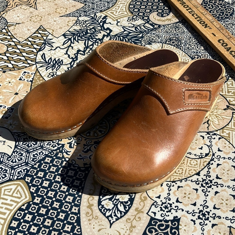 Vintage Skandals wood and leather stapled clogs late 70’s-80’s excellent  7.5!